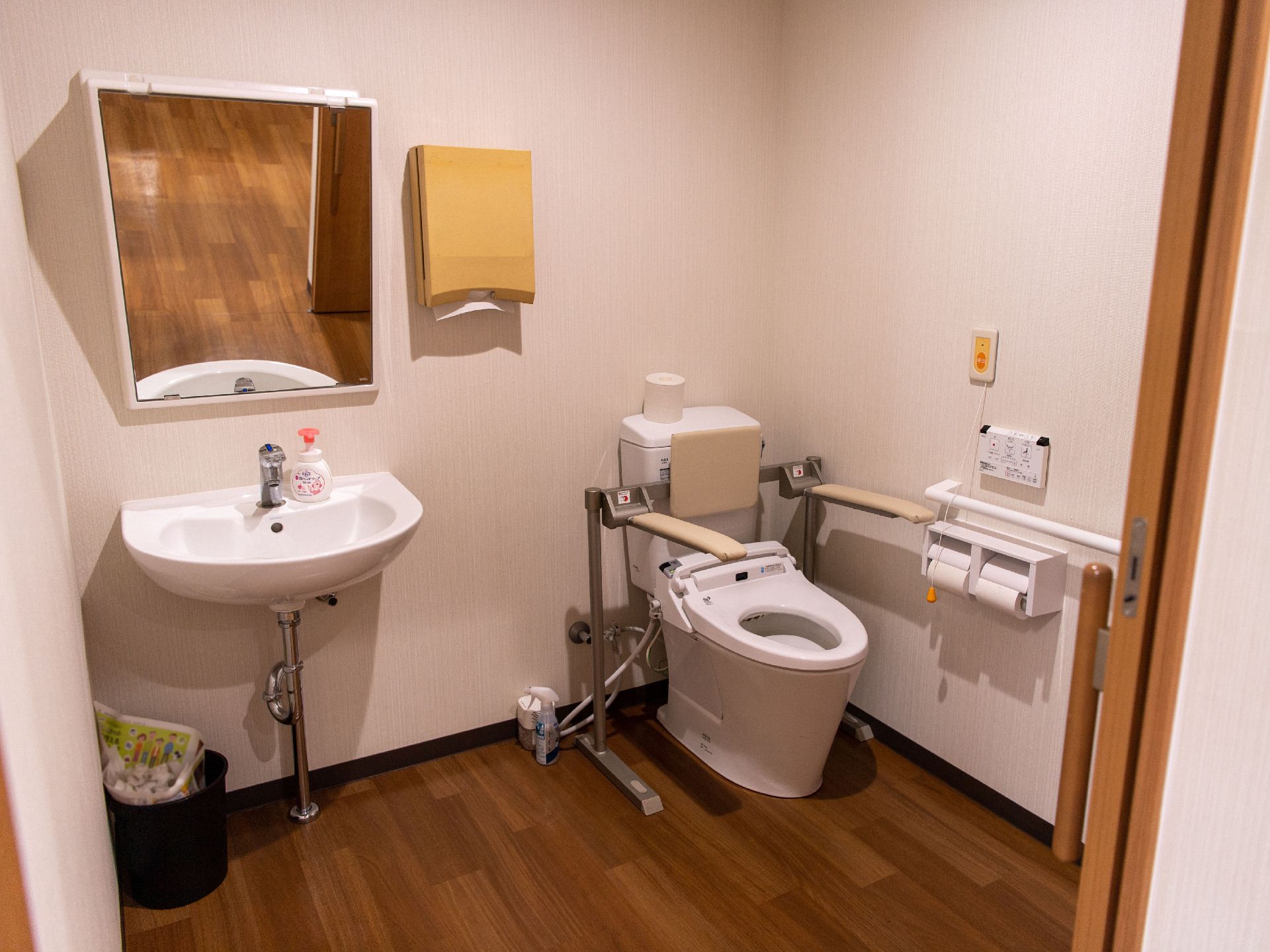 トイレと洗面台が隣になっている空間