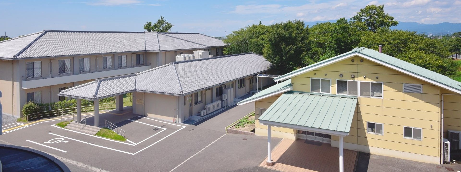 広々とした施設外観