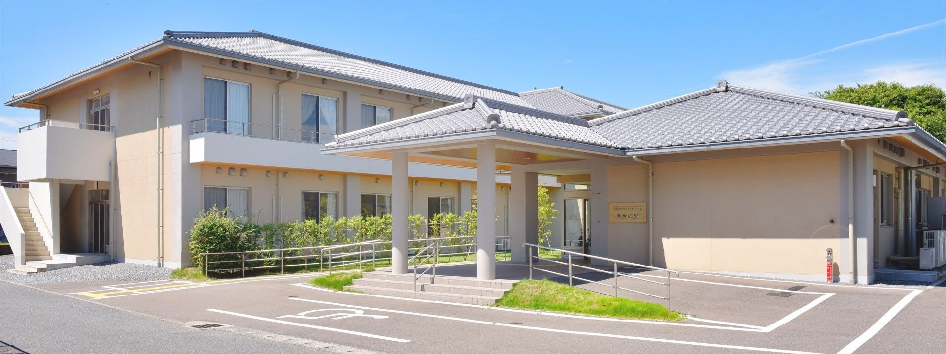 明るい外観の建物入口