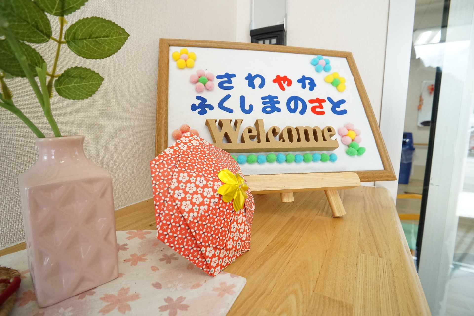 小物が飾られている玄関