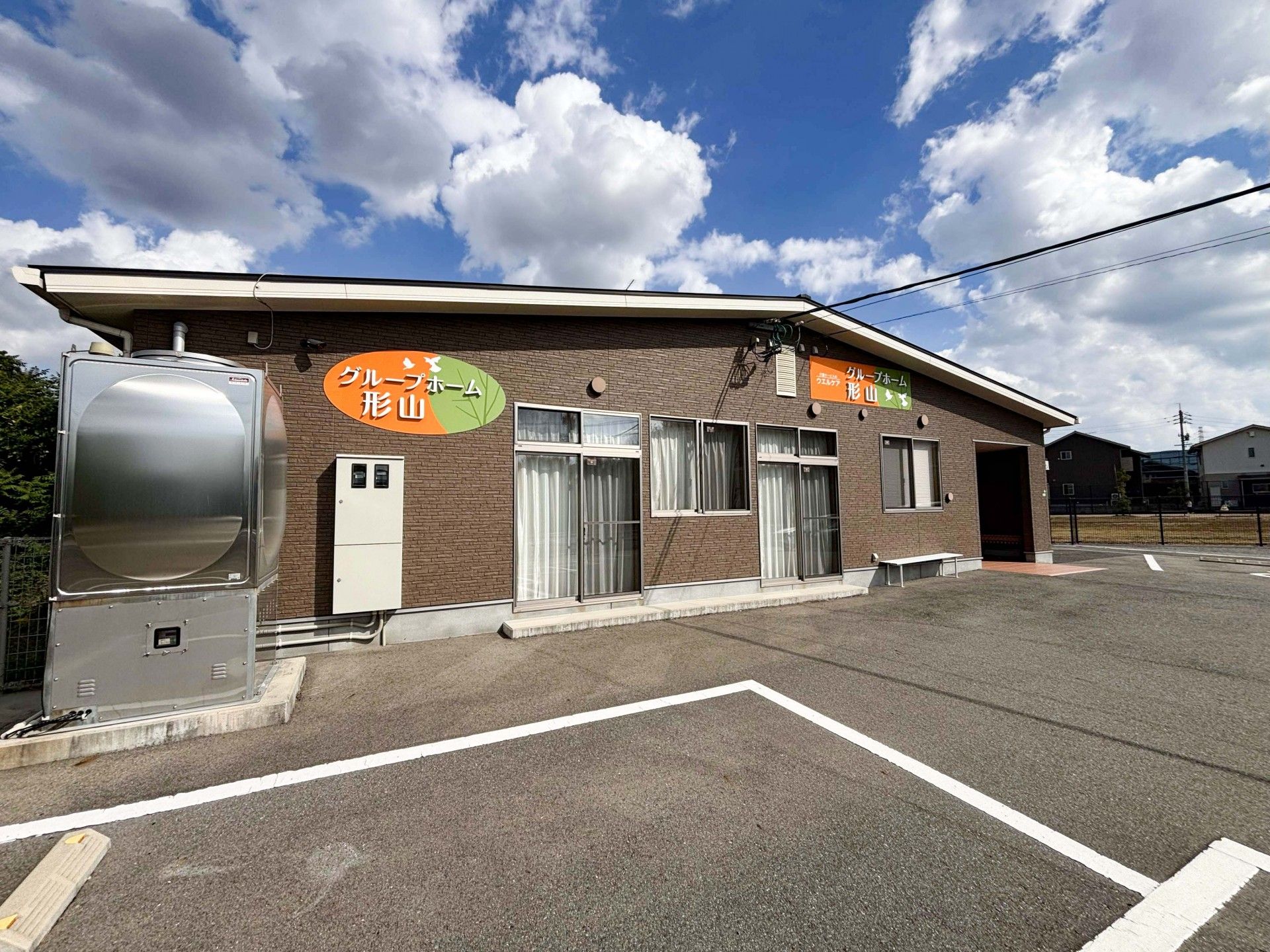 青空の下の建物外観