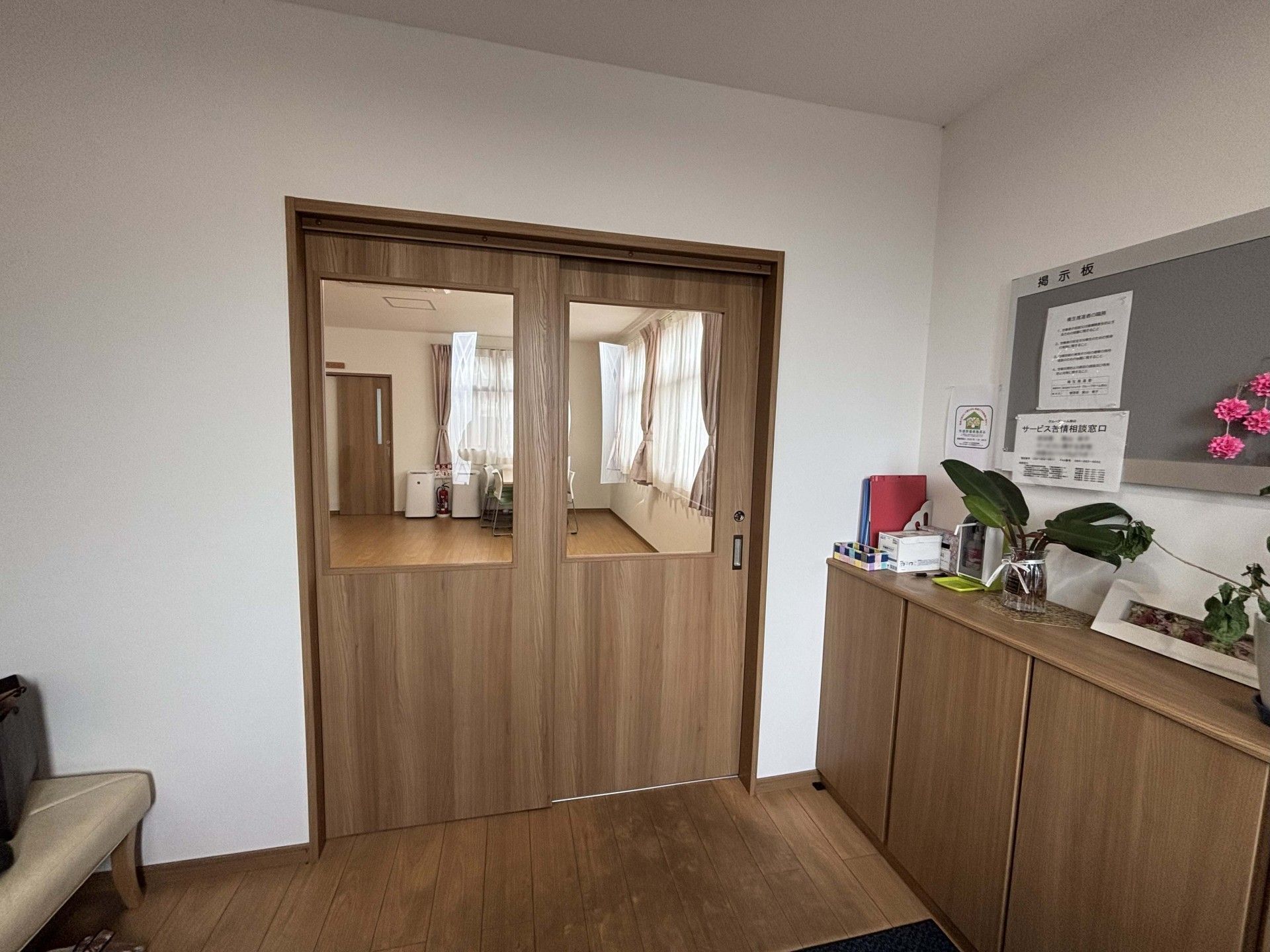 木製の引き戸のある廊下