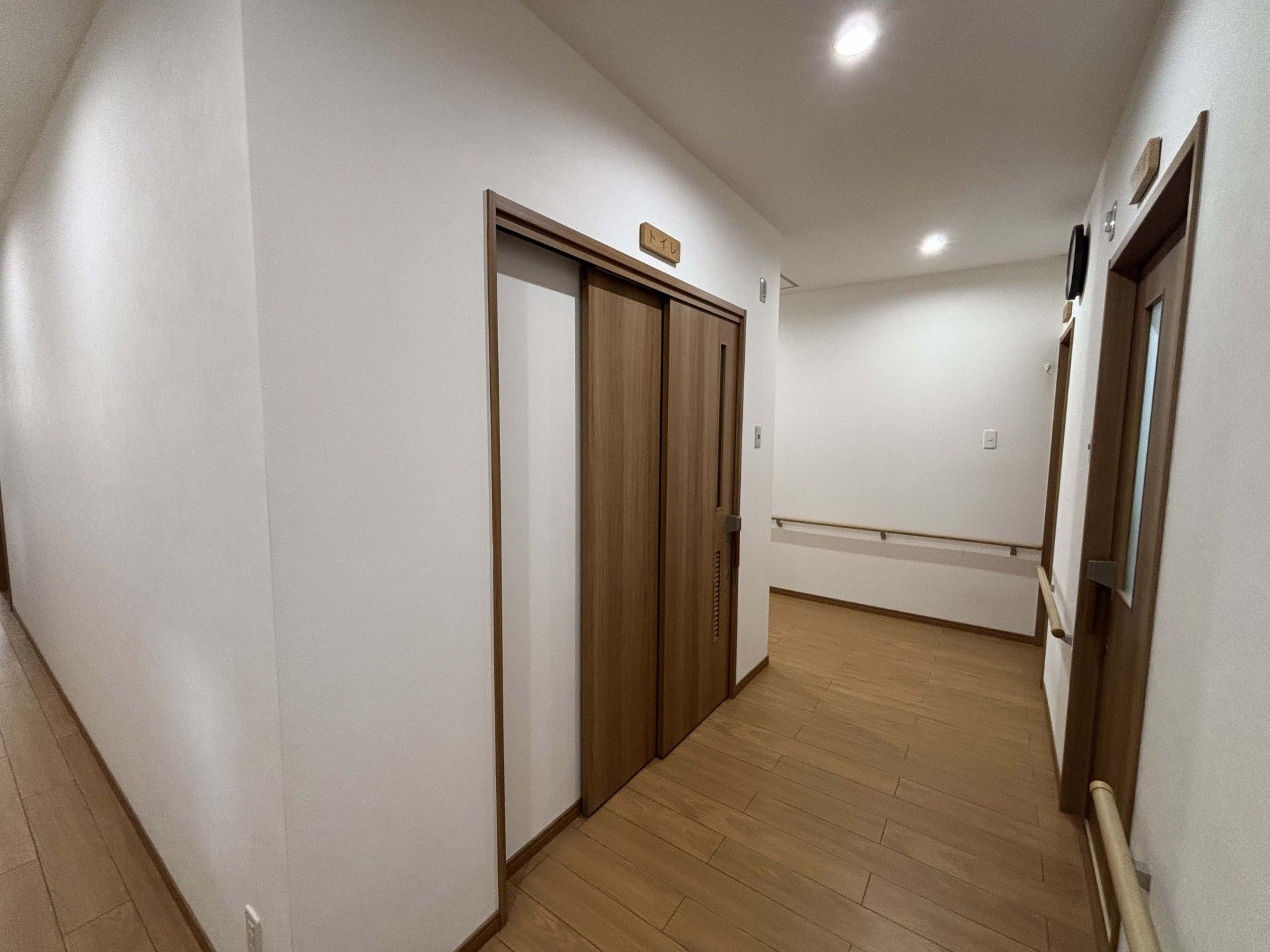 木目調の廊下