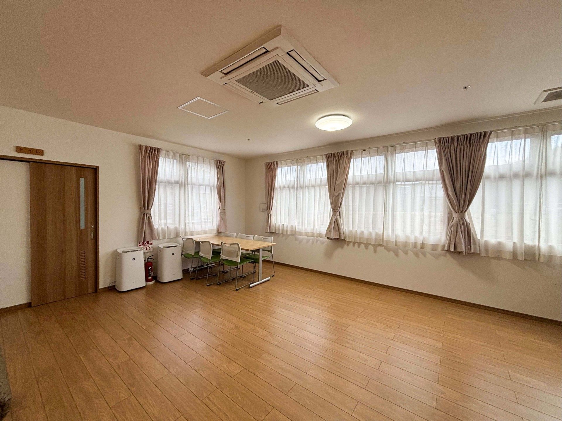 明るい窓辺の部屋