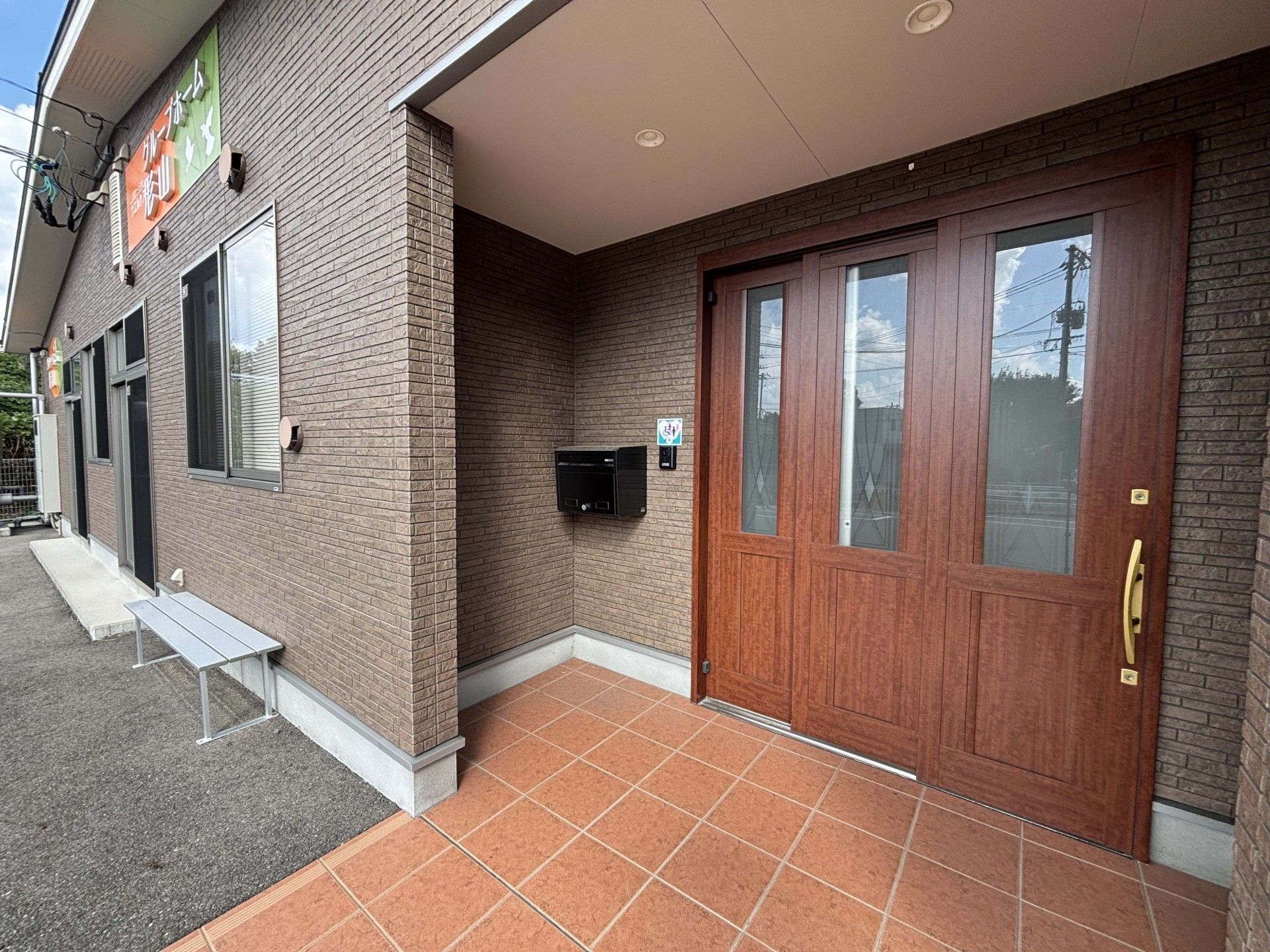 広い玄関の外観