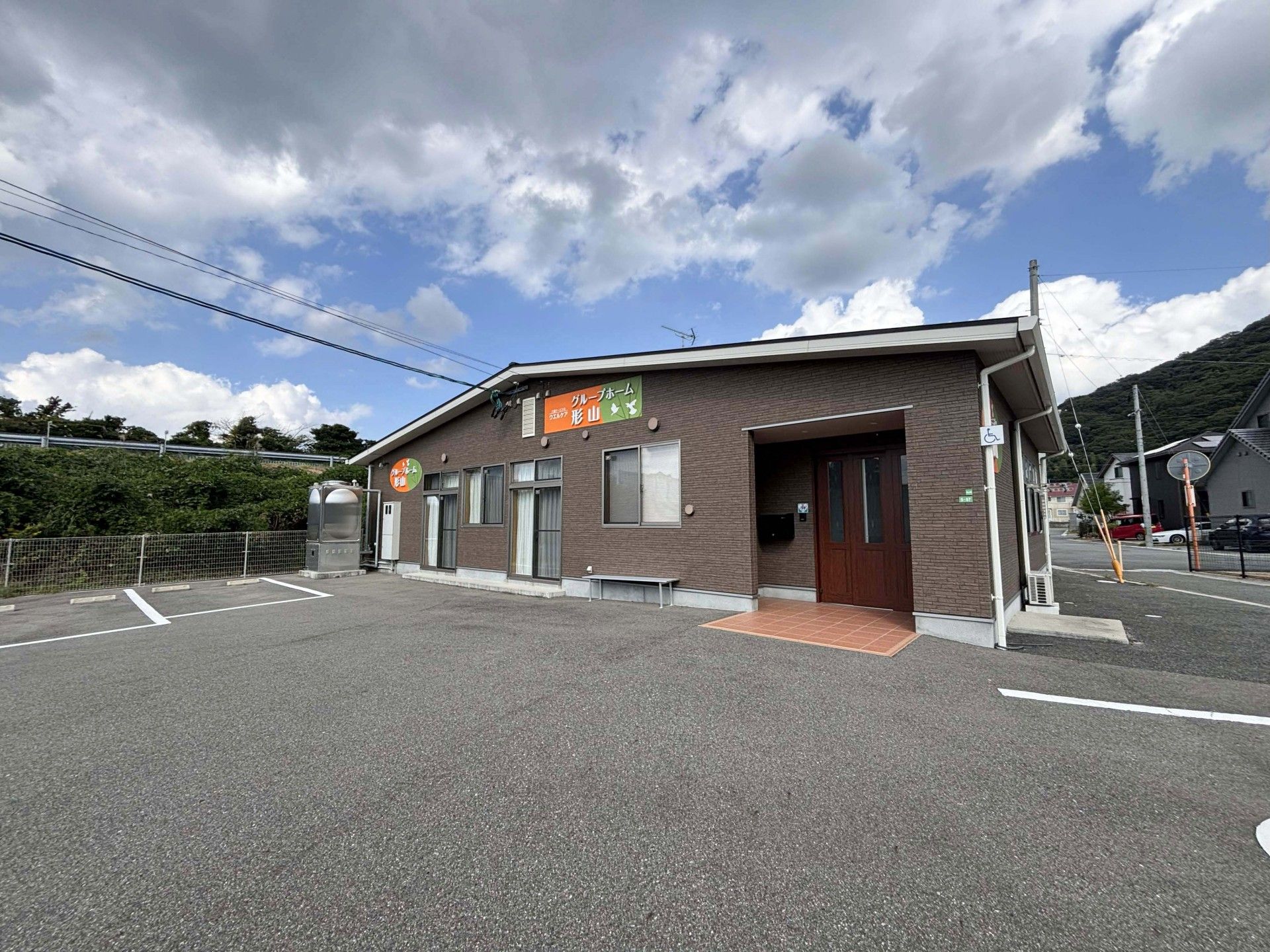 駐車場のある建物外観