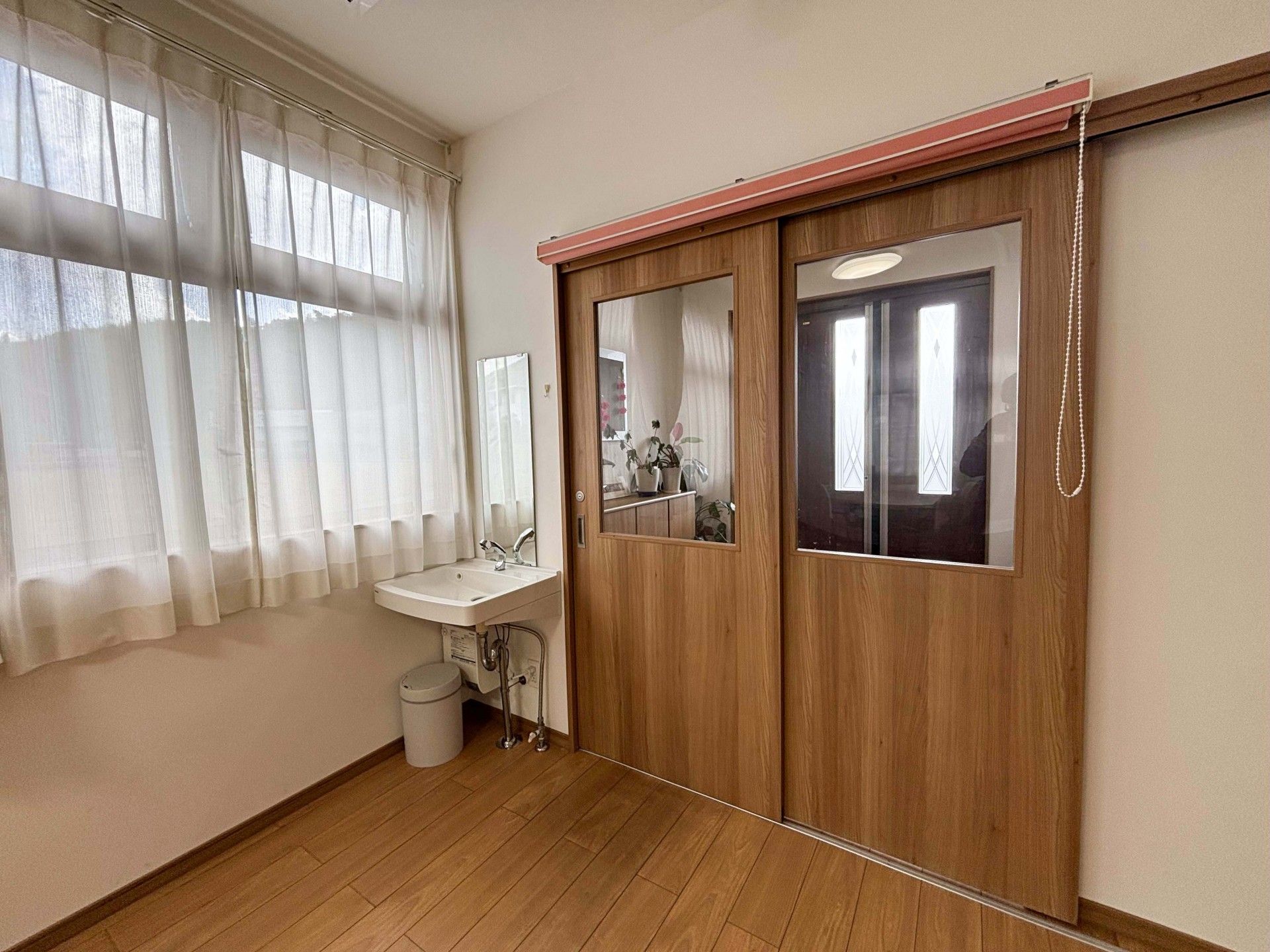 洗面台と木製の引き戸