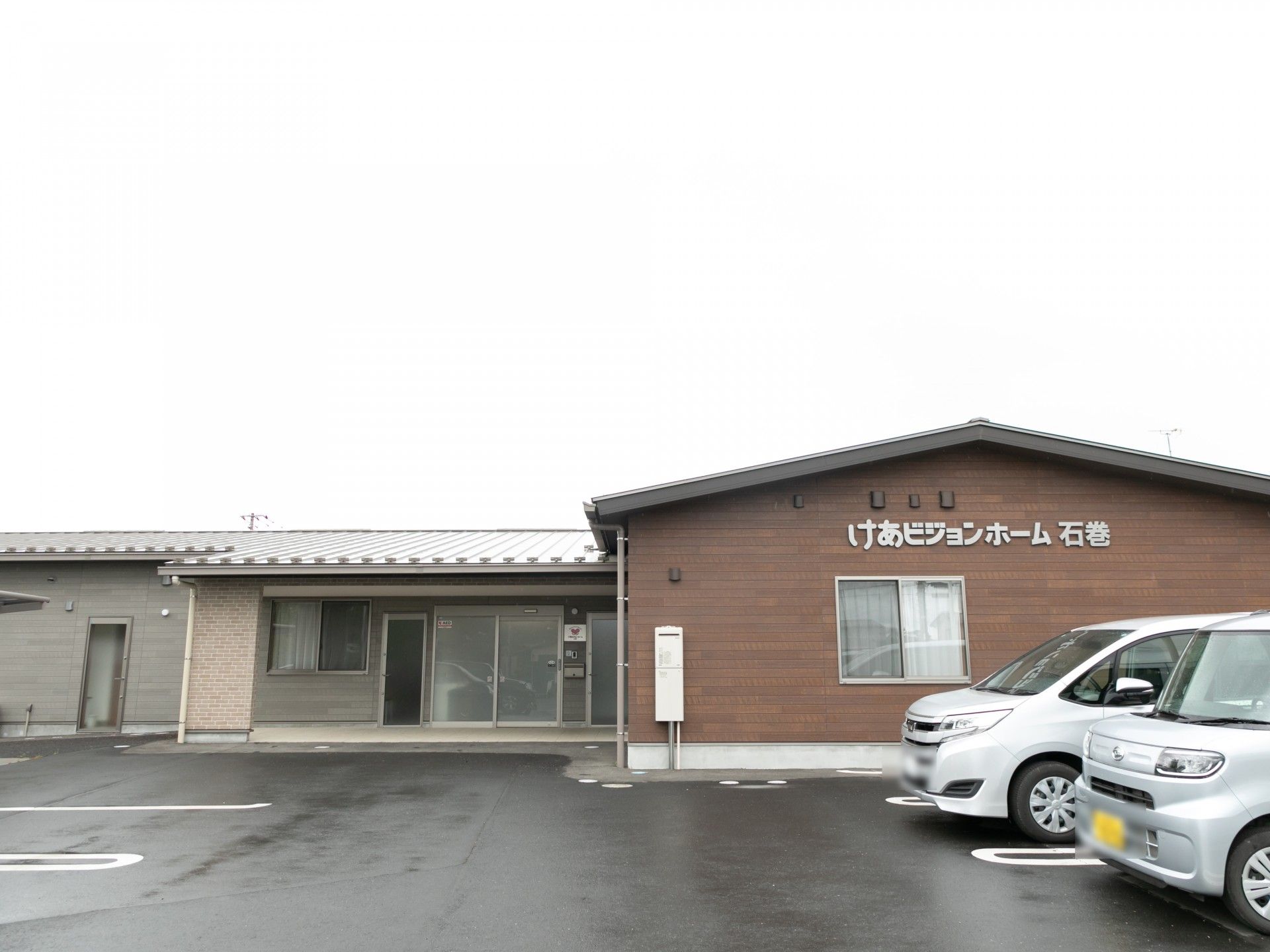 ゆったり駐車場のある建物