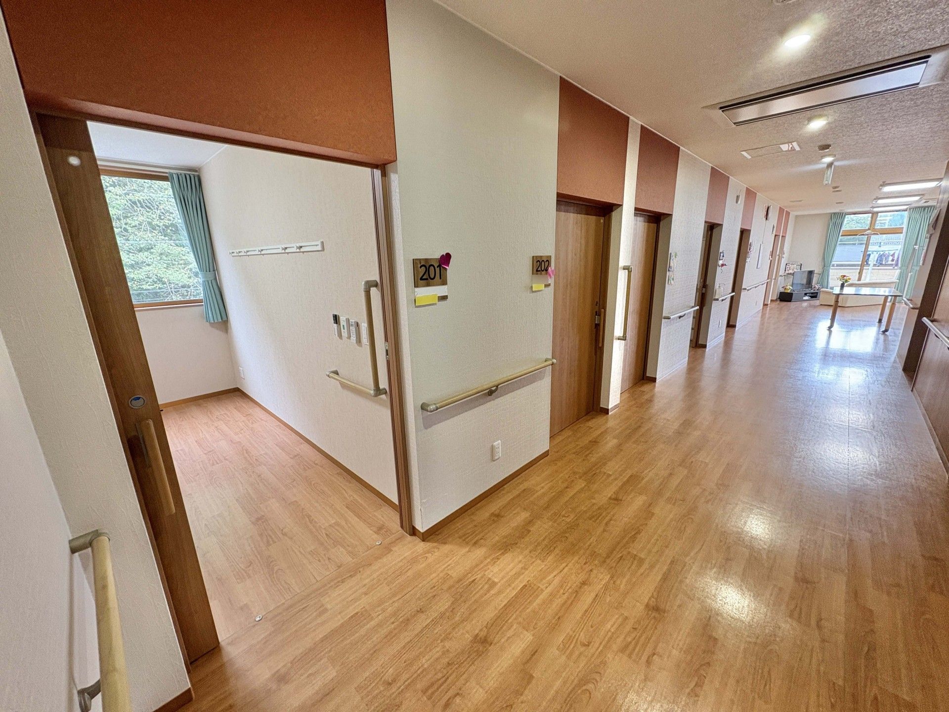 明るい廊下と居室