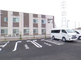 施設の外観と駐車場の様子
