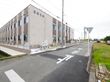 近隣の道路から撮影した介護施設の外観