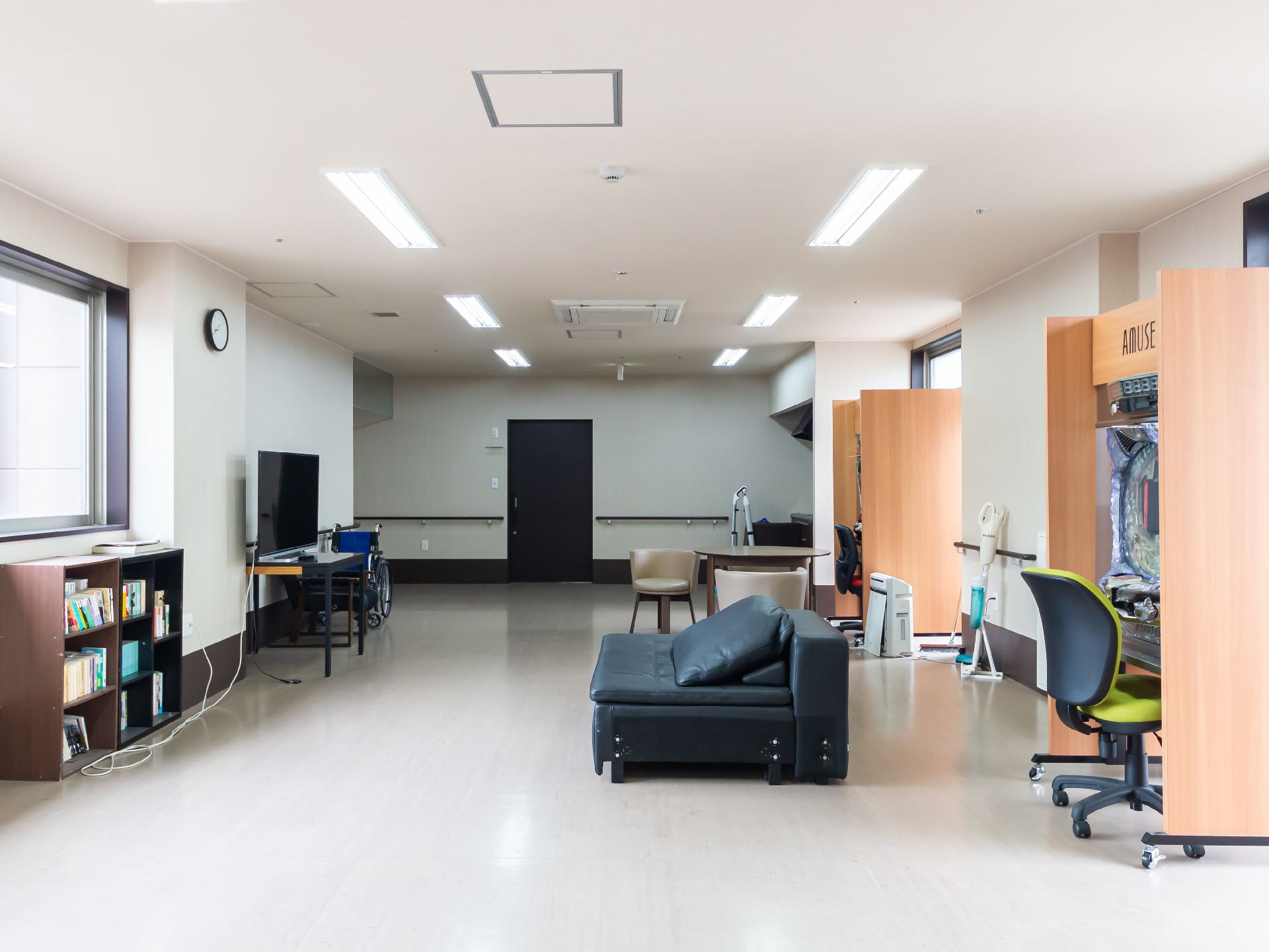 バリアフリーが整い、手すりが行き渡っている施設内の廊下