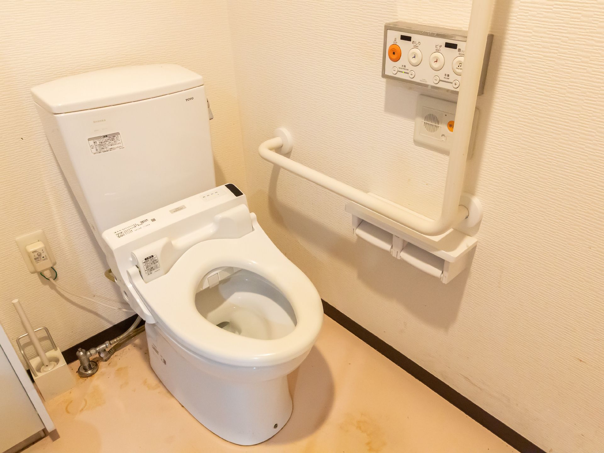 バリアフリー化され、段差がなく手すりが取り付けられているトイレ