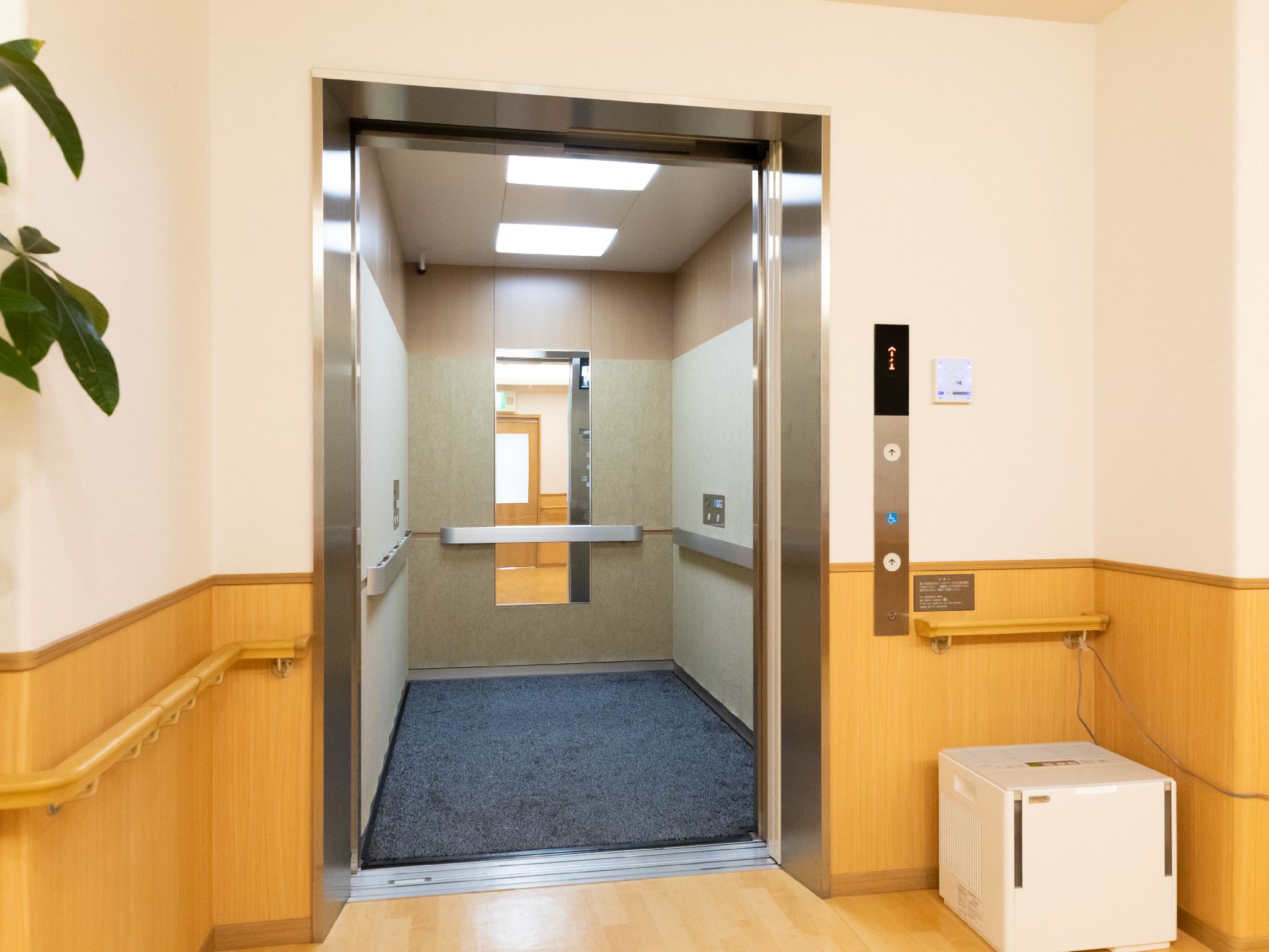 面積が広く取られ、手すりが設置されているエレベーター