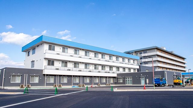青空の下の建物外観