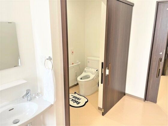 引き戸仕様のトイレを入り口側から写した写真。施設内の居室の設備