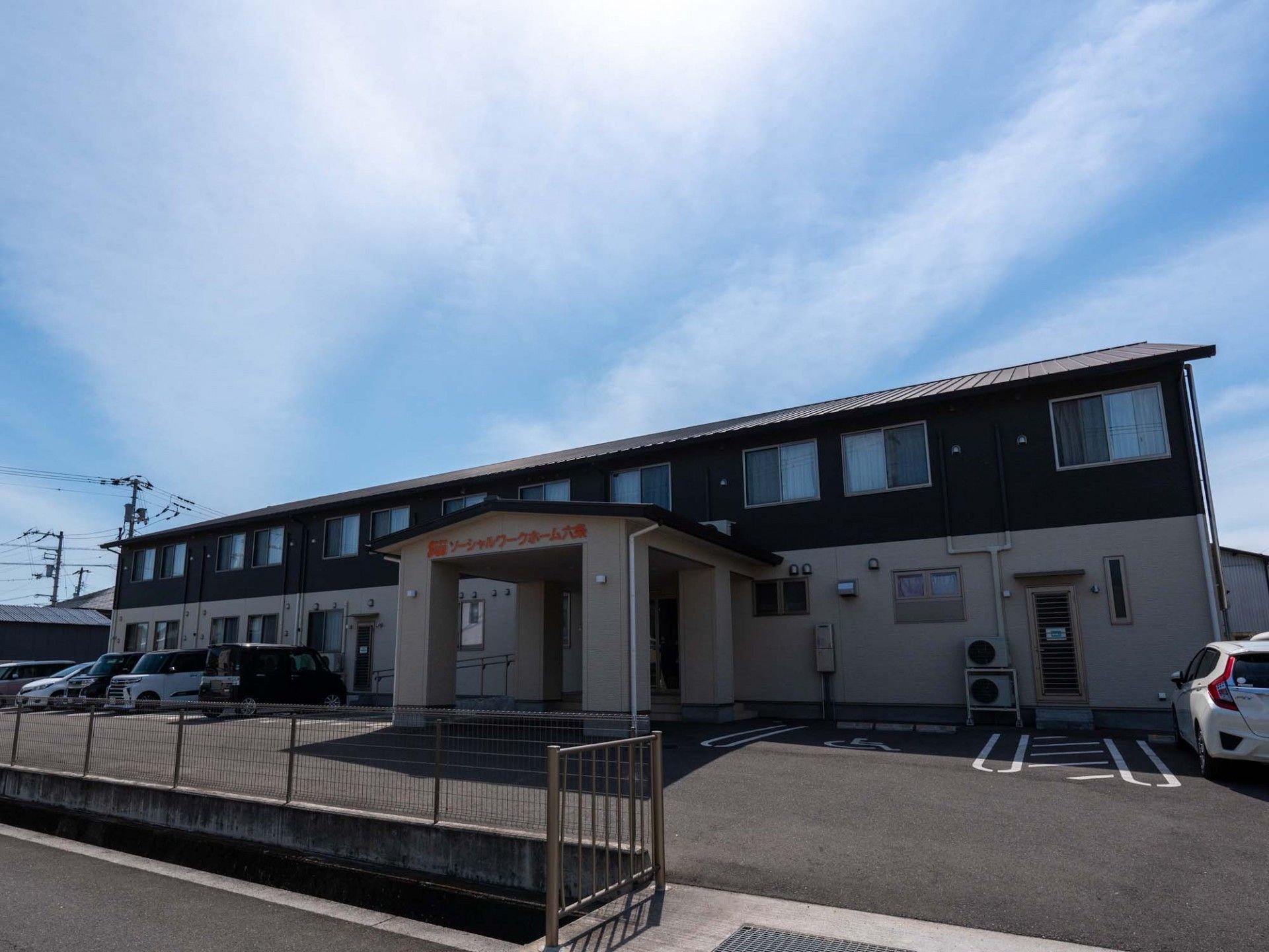 ゆったりとした外観の建物