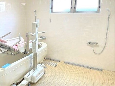 臥位浴対応型浴槽を写した写真。施設で用意されている設備の様子