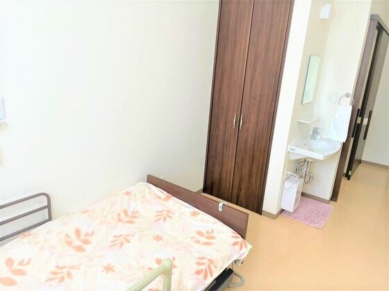 部屋の中にある収納の扉を写したもの。右側に洗面台がある様子