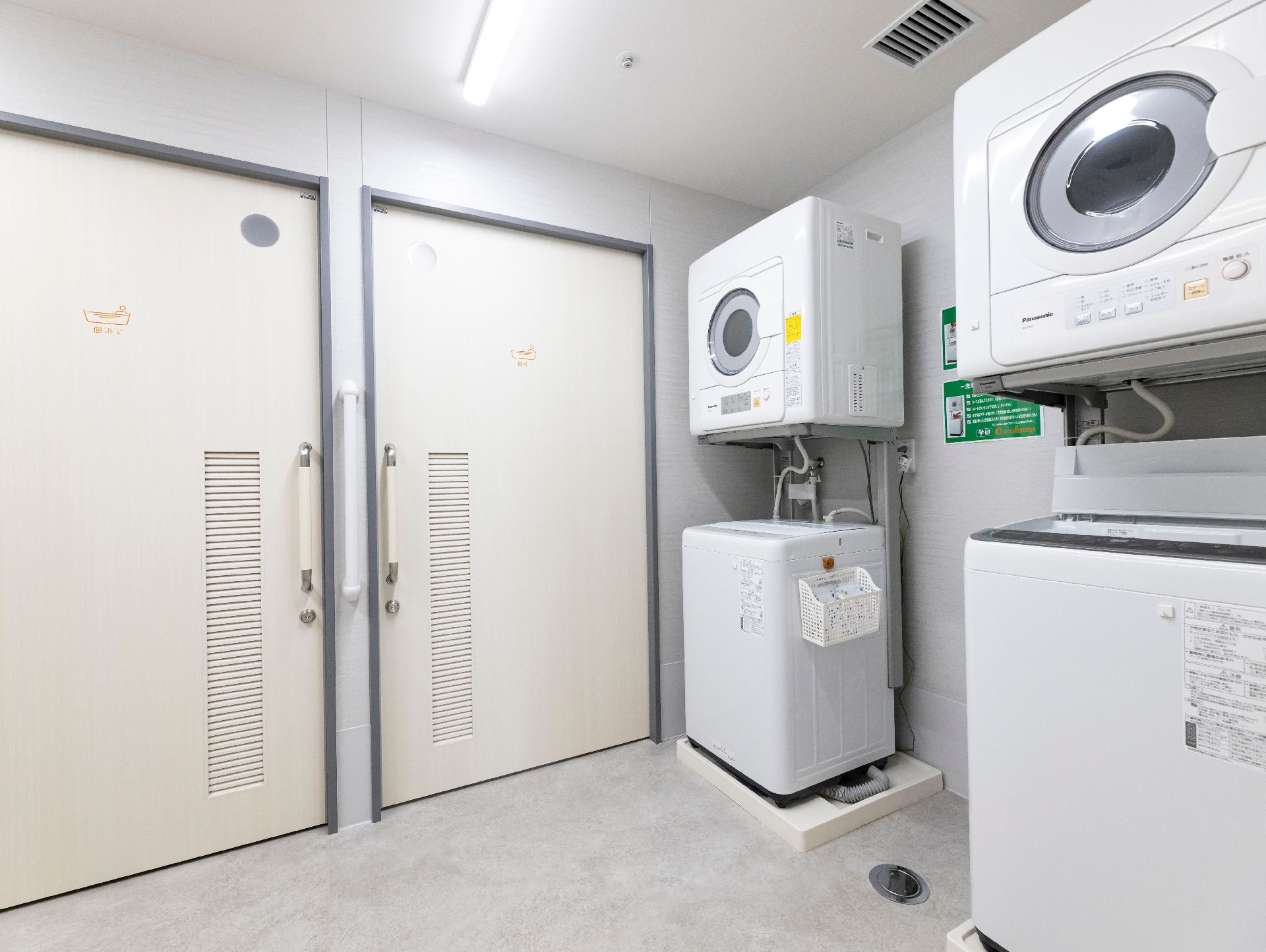 洗濯機・乾燥機が設置された入居者の洗濯物を洗える共同の洗濯場