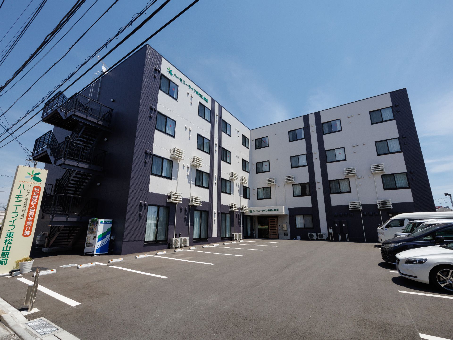 外壁にグレーの模様が入ったお洒落で高級に見える施設の外観