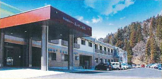 広々とした入り口の建物