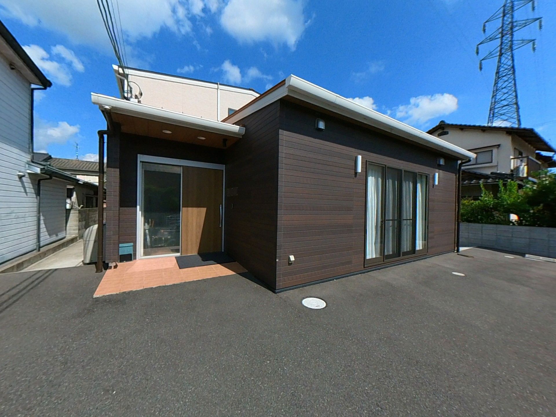 明るい入口の施設外観