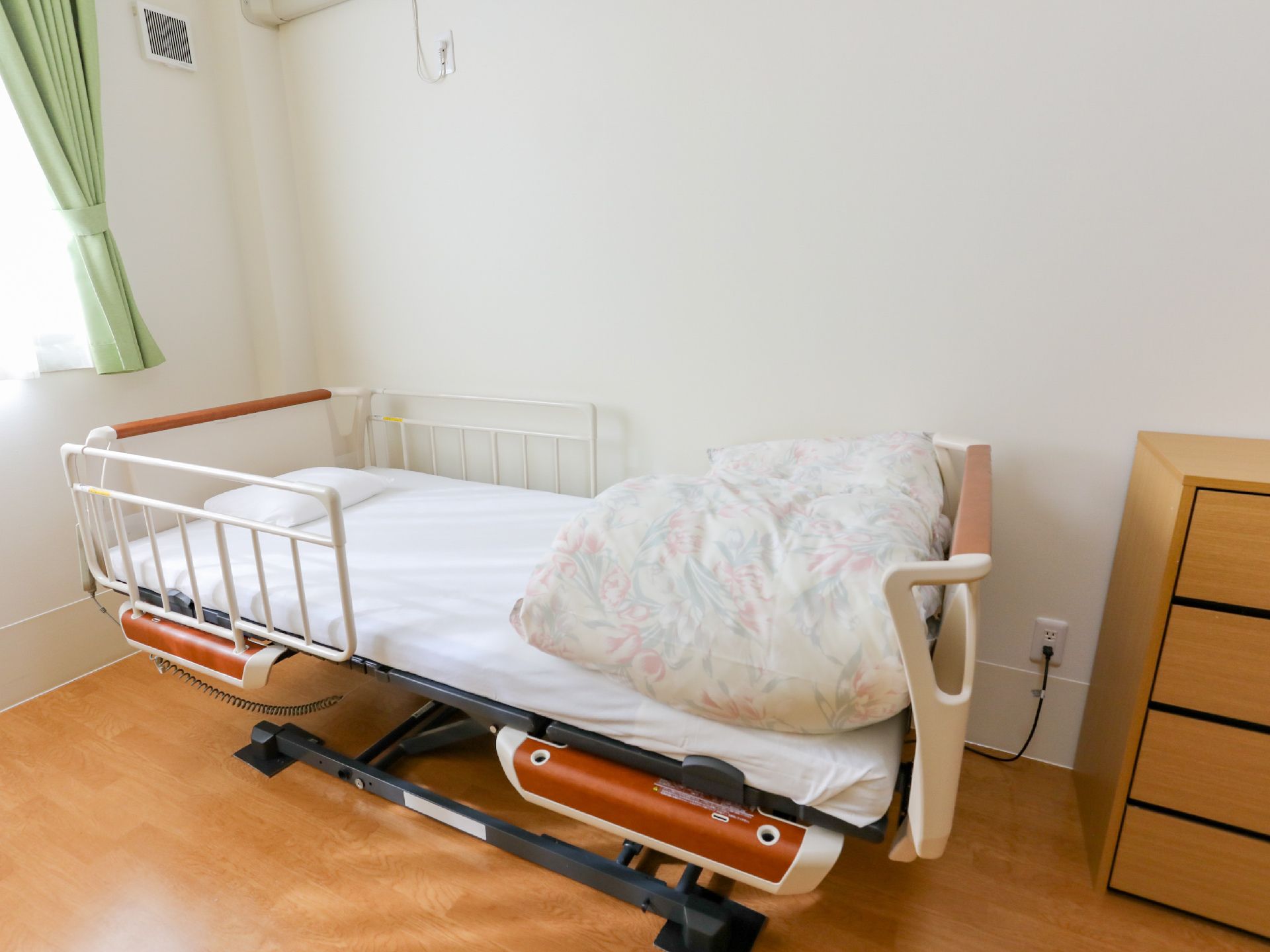 居室に設置された、服などをしまうことのできる収納棚