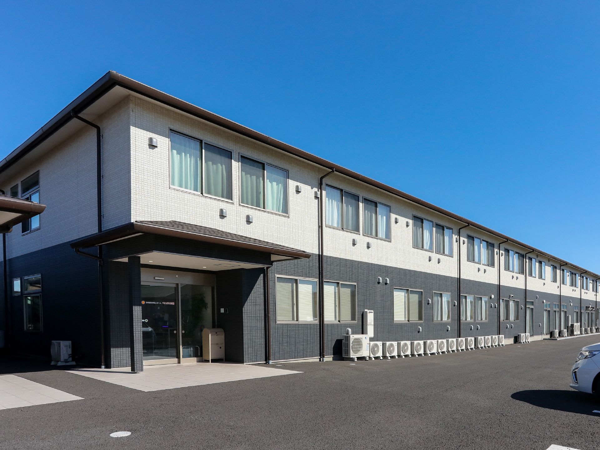 屋根・外壁ともに落ち着いた色合いの外観