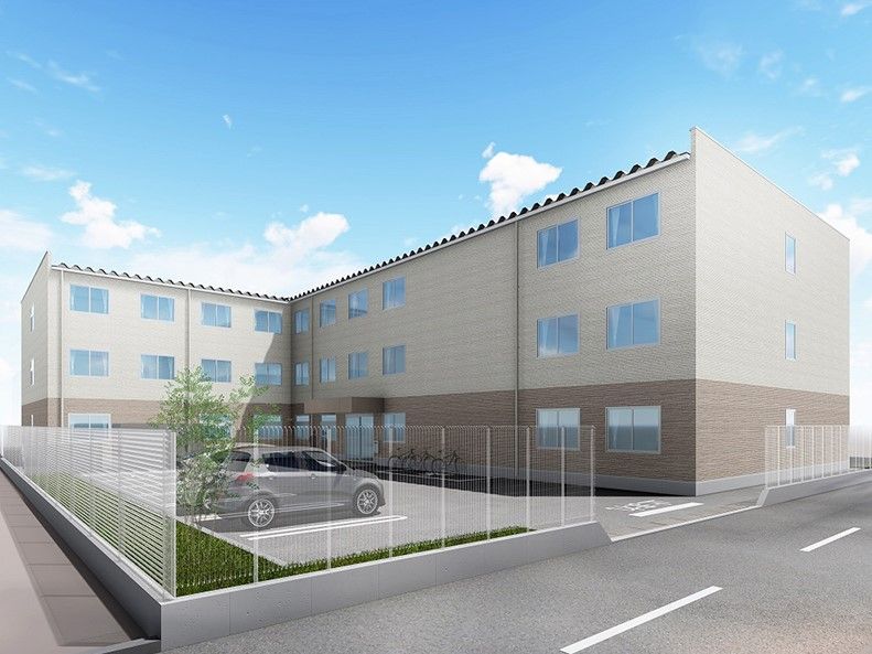 周囲に柵が張られている茶色いツートンカラーの外壁の3階建て老人ホーム