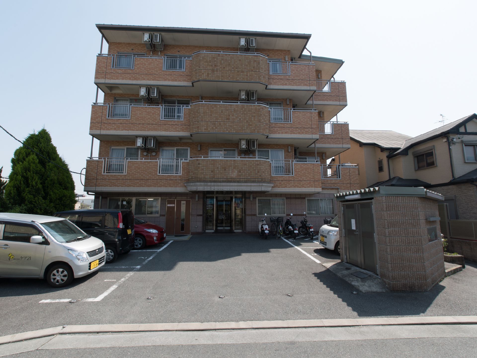 地上4階建の建物は、外壁がレンガ調でマンション風のつくりである。玄関前が駐車場になっており、そのままフラットで玄関までアプローチできる。