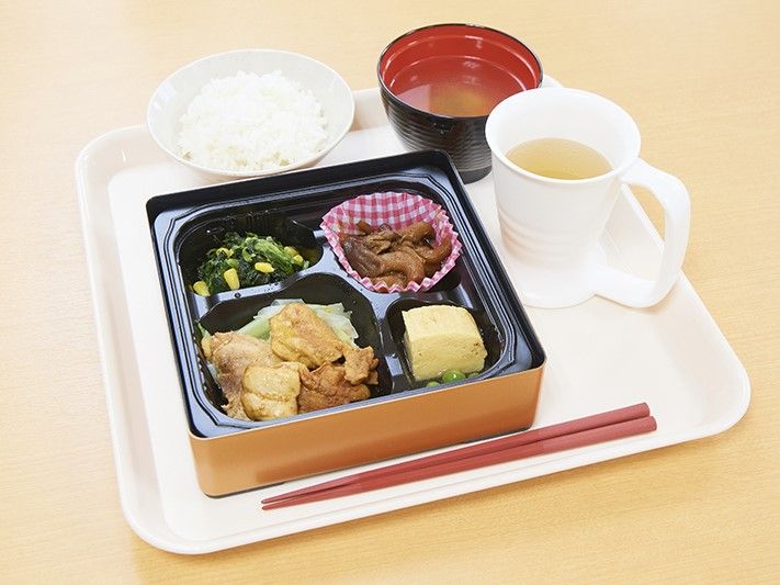 お盆にセットされたおかずとご飯、お味噌汁とお茶