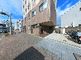 建物の外観と周辺の道路