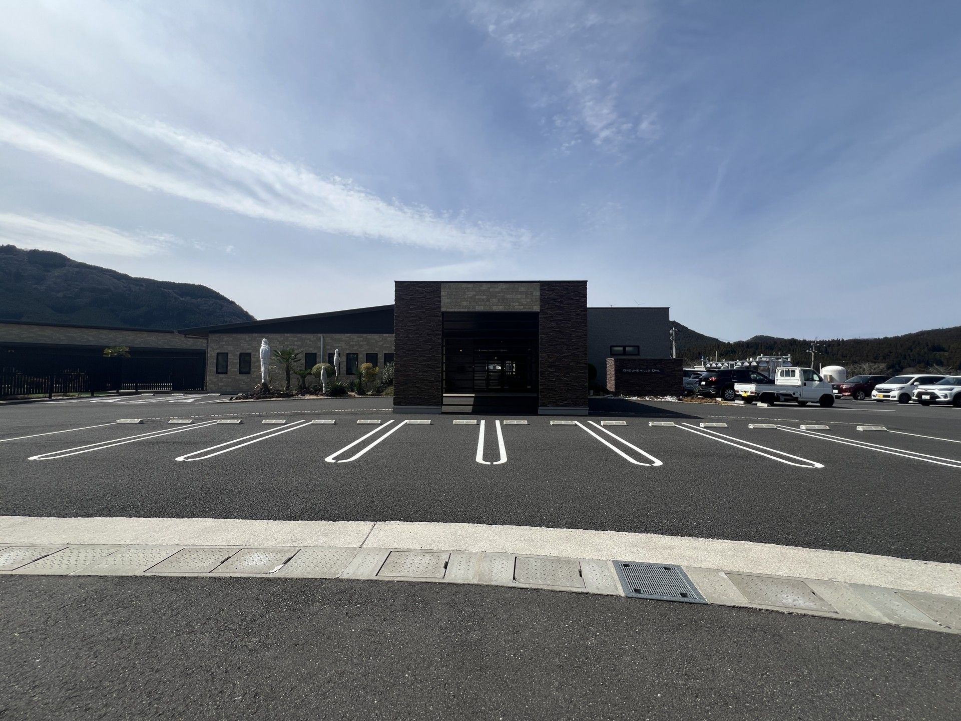 モダンな建物の正面入口