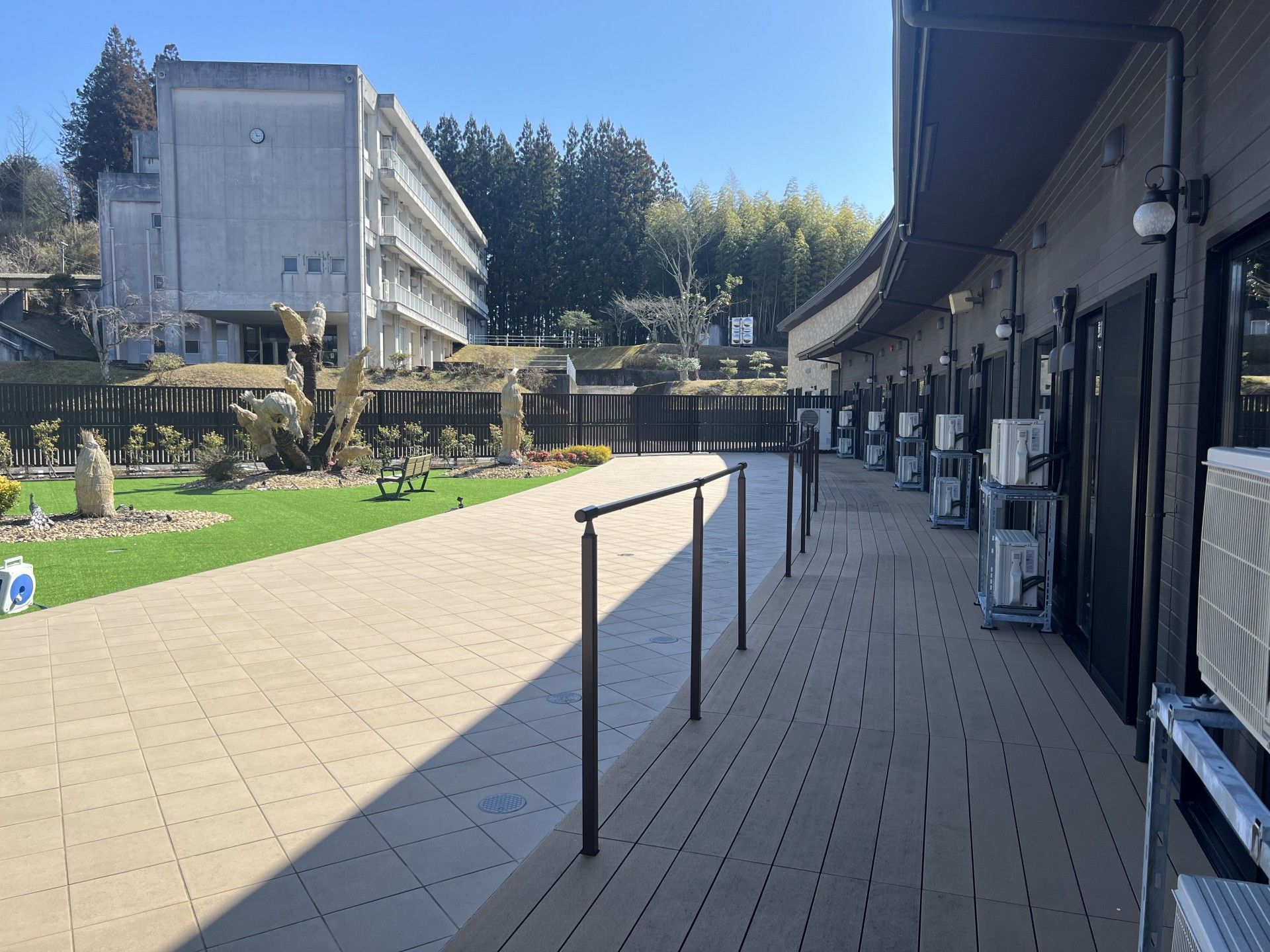 広々とした施設のテラス