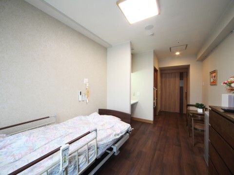 「プラチナシニアホーム博多」の居室。介護ベッドは電動リクライニングができるようになっている。