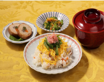 盆の上に食器がのっていて、カレーライス、グラタン、お漬物、スープ、デザートが盛り付けてある。大小のスプーンがついている。
