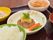 スパゲティ、マカロニサラダ、ハンバーグにごはんが盛り付けてある。全てのおかずには野菜が使われている。