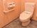 洋式のトイレで、手すりが壁に設置してあるので、立ち居が困難な人でも利用できる。非常用ベルのひもが長めで座ったままブザーを鳴らすことができる。