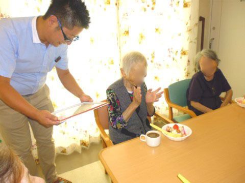 入居者がリビングで介護を受けている