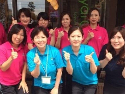 制服を着た介護職員の集合写真