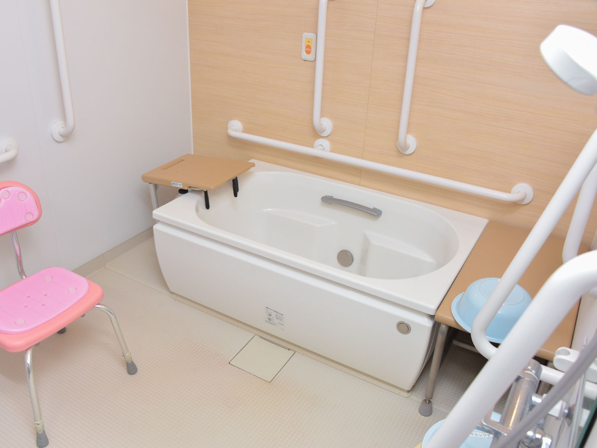 浴室の必要な部分の壁に手すりがついているので、つかまりながら歩行、立ち居、入浴ができる。浴槽と床の段差をなくすような工夫がしてある。