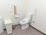 バリアフリーのトイレである。可動式の手すりやナースボタンを設置している。大きなペールボックスが置かれている。