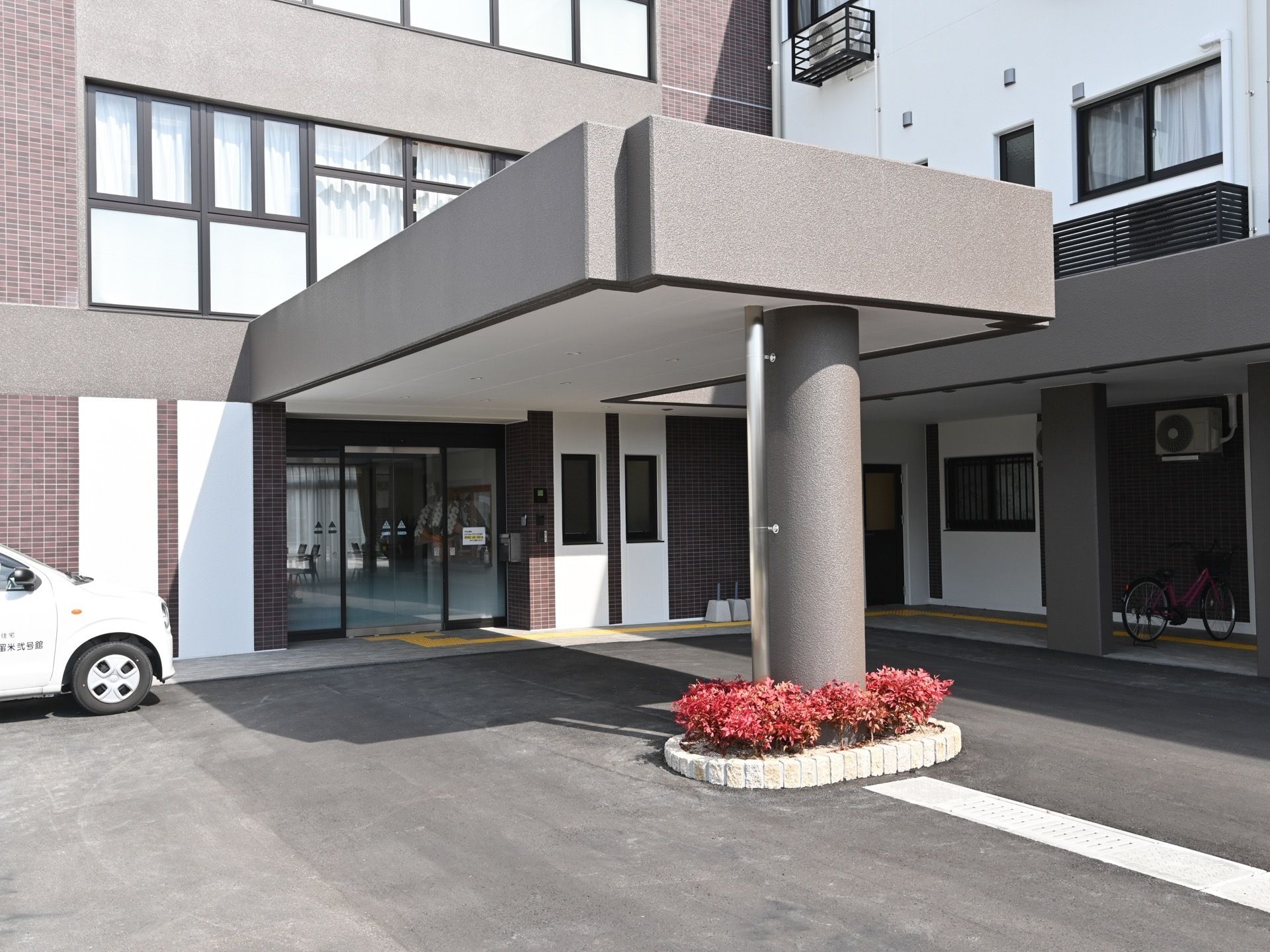 玄関の目の前まで道路があり、車でのお迎えも簡単にできる。また、屋根がついているので、雨天時でも雨で濡れることなく建物の中へ入れる。