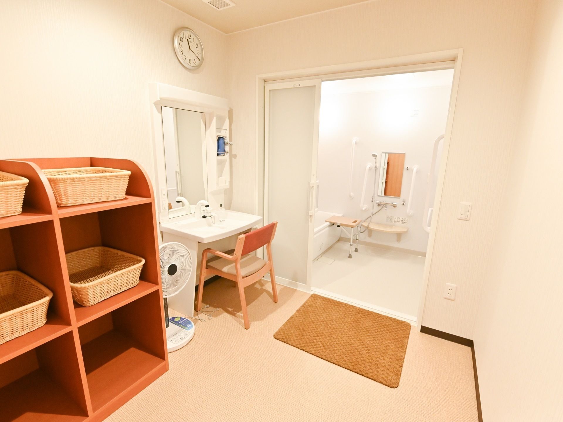 浴室手前の更衣室は広く、服の脱ぎ着がしやすい。浴室へ続く扉は大きく、出入りするのが簡単になっている。