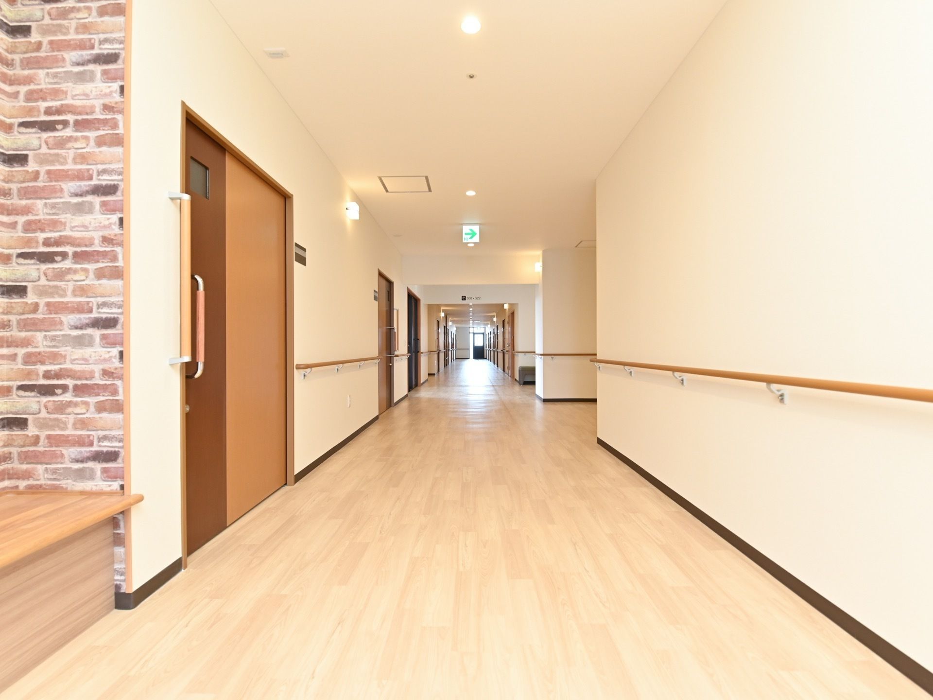 壁の両側に手すりが設けられた廊下である。歩くことが難しい方でも、つかまりながらご通行いただけるので安心である。