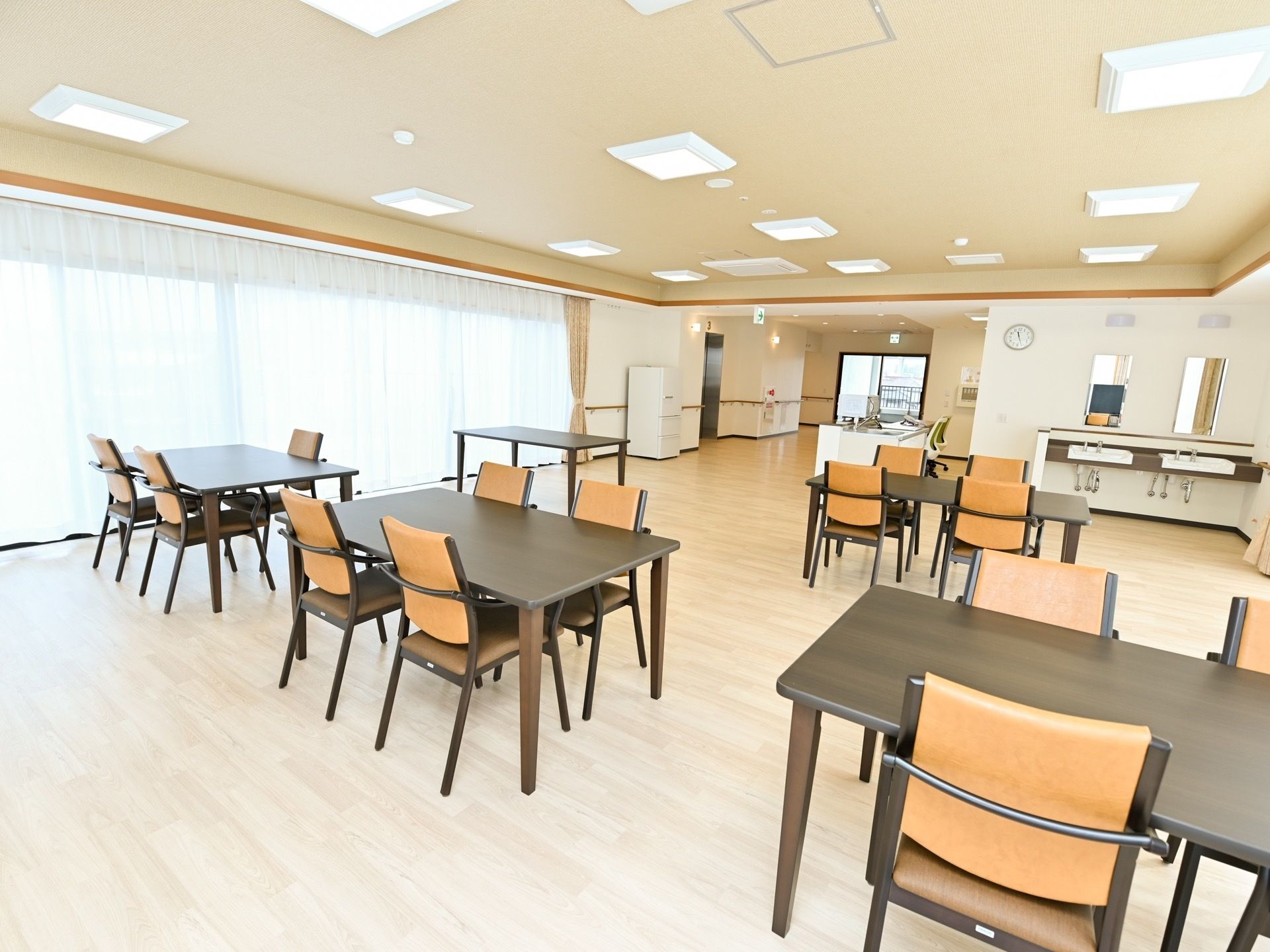 ４人掛けのテーブルがある。また、２つ洗面台が取りつけられているため、食事の前に手を洗うことができる。
