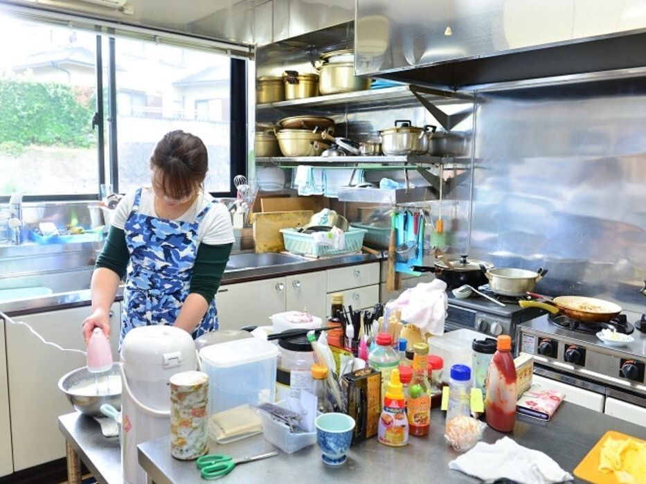 調味料や調理器具が所狭しと並べられた作業台では女性スタッフがハンドミキサーを使用しながら料理をしている。