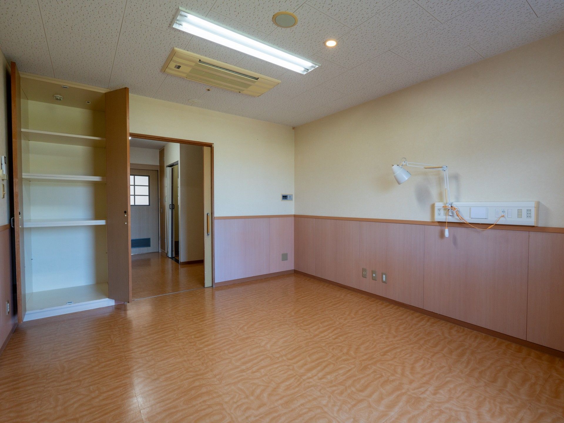 スタッフと高齢者が話している様子。カルテのようなものを書いている場面