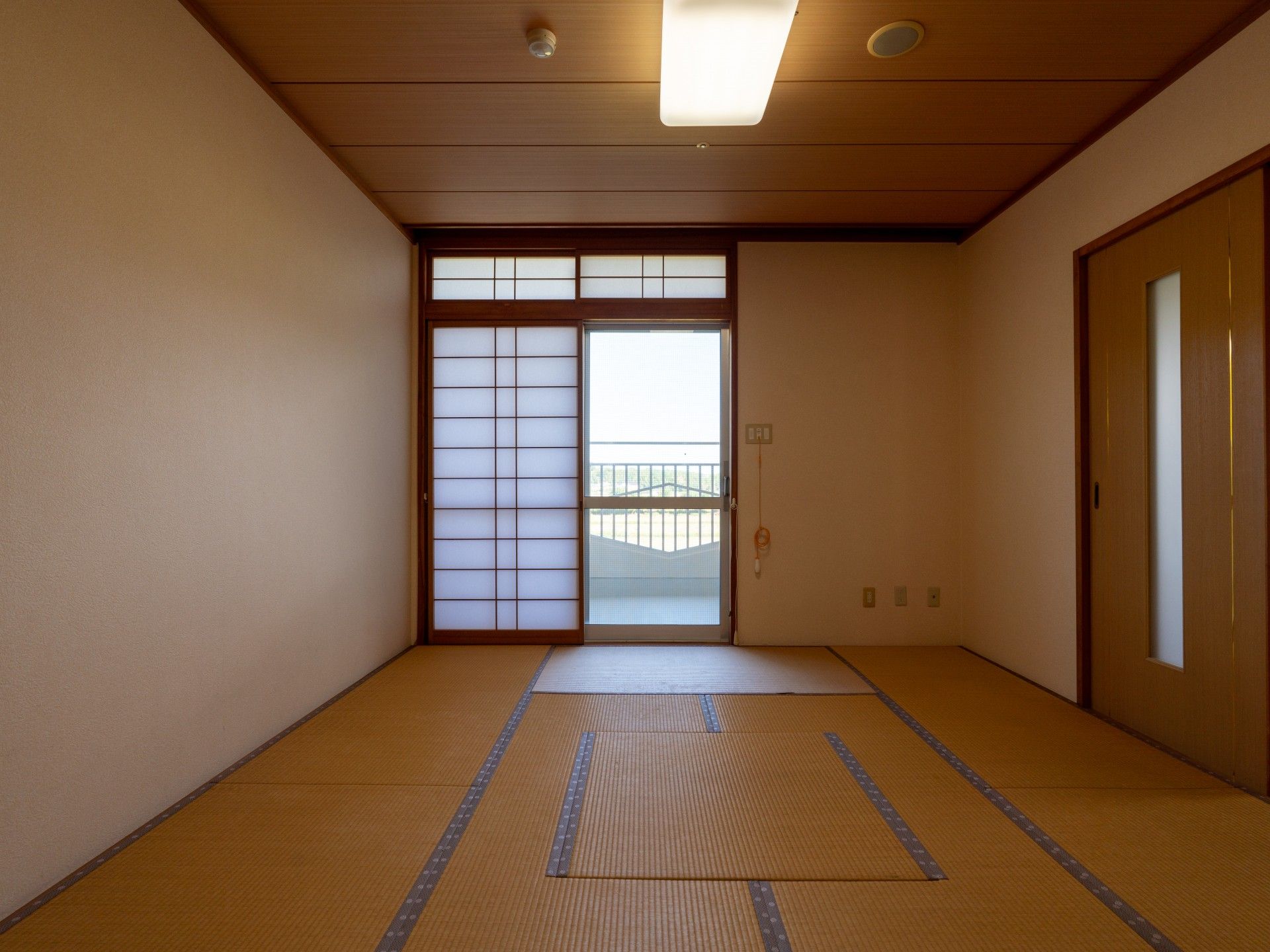 和室の明るい居間